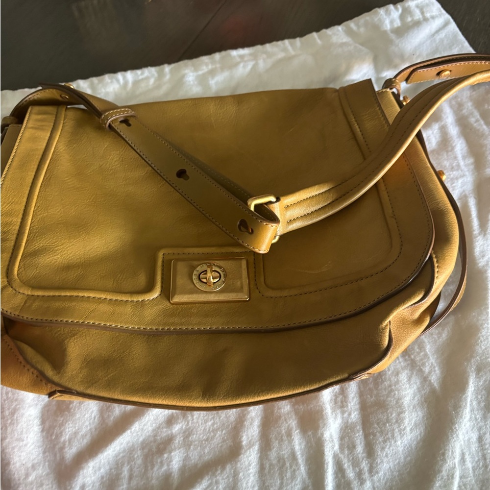 MARC JACOBS Elegant Leather Shoulder Crossbody Bag